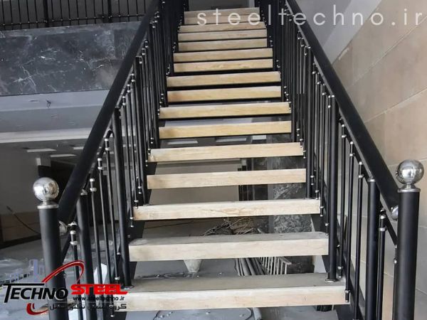پله استیل سیاه کف چوبی